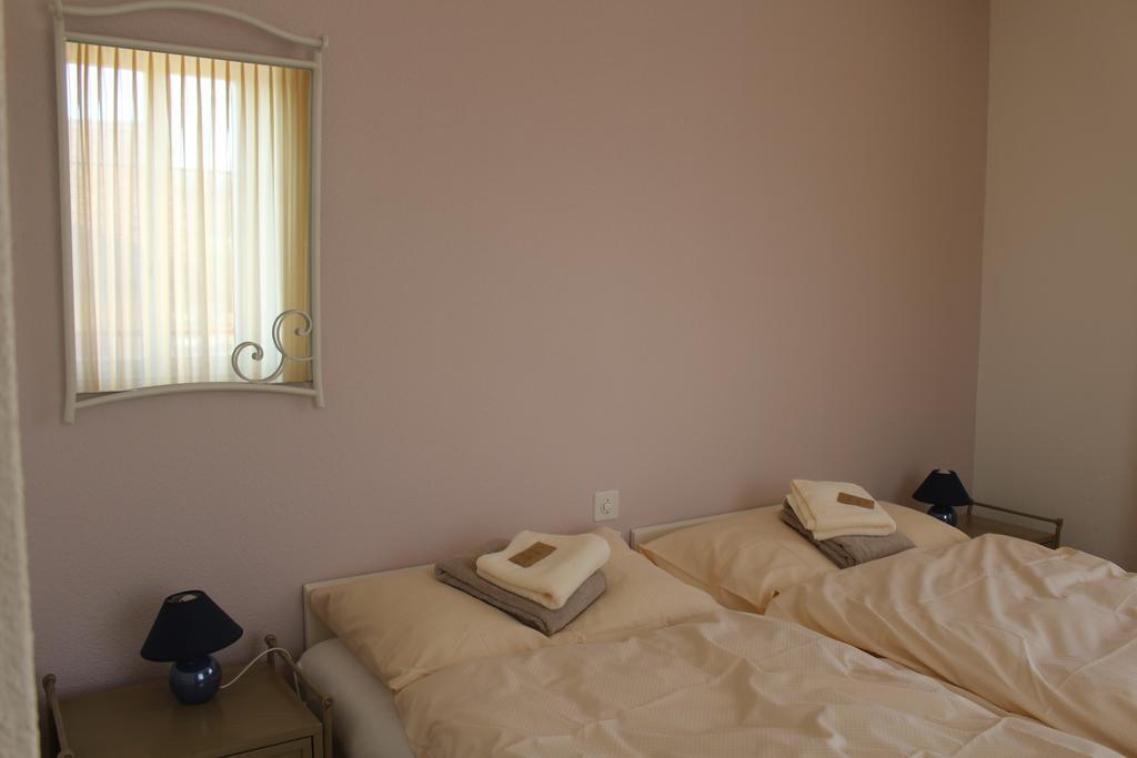 Hotel De La Gare Yvonand Room photo